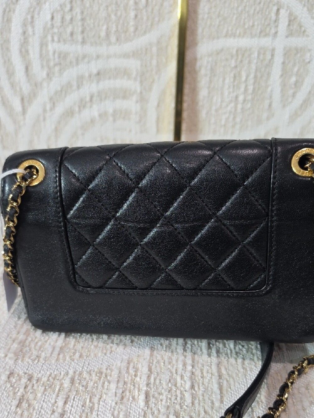 CHANEL Black Quilted Leather Shoulder Bag with Gold Chain - Picture 4 of 16